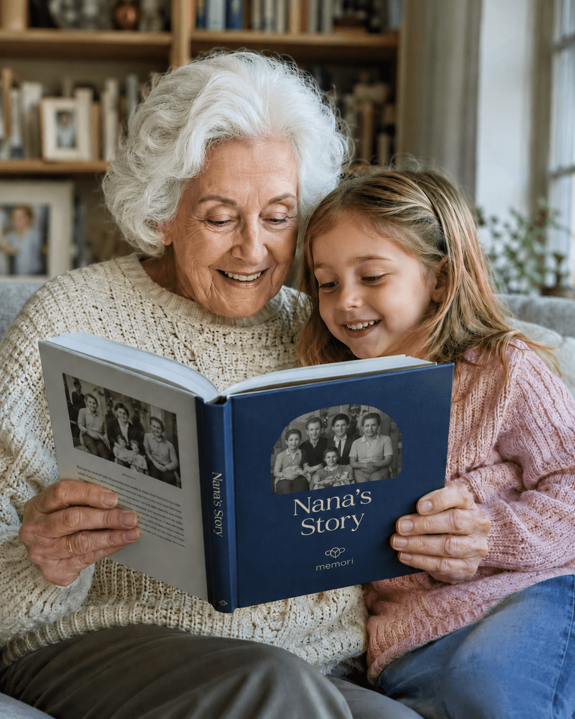Mujer mayor revisando recuerdos familiares para su libro