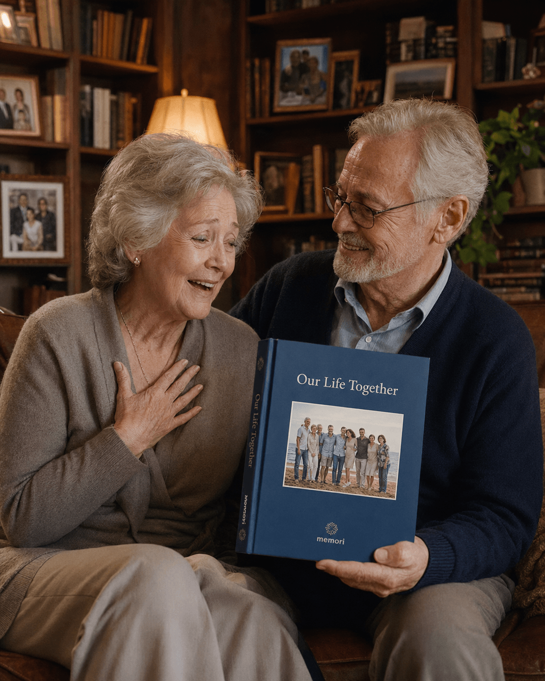 Pareja mayor emocionada con su libro de vida